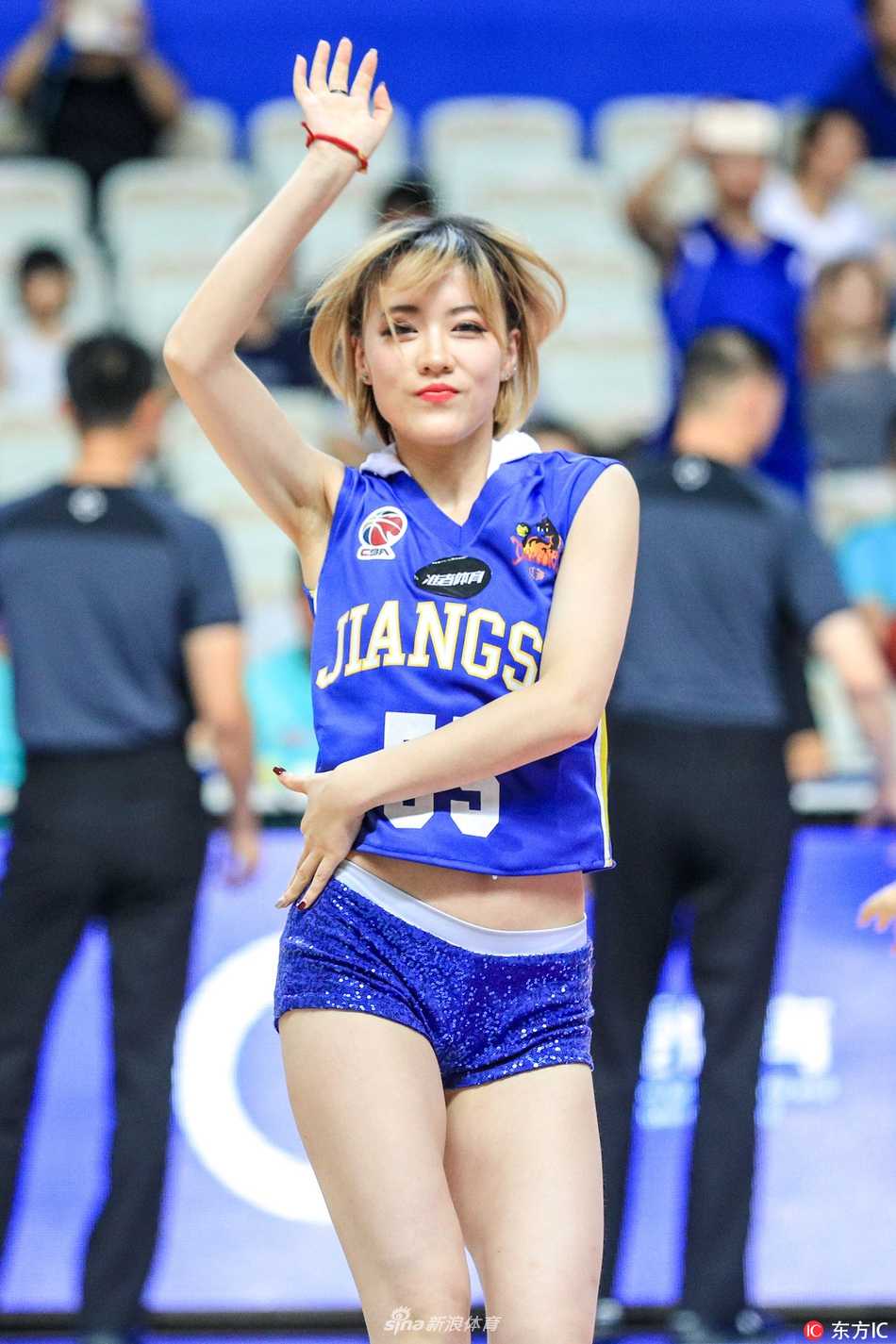 长三角篮球盛夏对决 啦啦队热力四射点燃赛场 啦啦队员转身回眸,脸上洋溢着自信的笑容,手中的花球在灯光下闪耀着璀璨的光芒,青春活力感染全场。