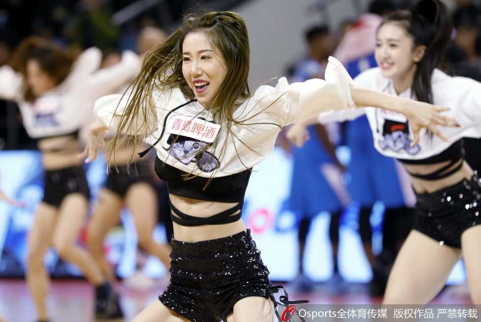 长发在空中划出优美的弧线，吉林队的篮球宝贝们动作整齐划一，充满力量感的舞步踏响了赛场上最动感的节拍。