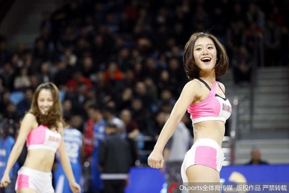 聚光灯下，吉林队的篮球宝贝秀发如瀑，随着劲爆的鼓点尽情甩动，瞬间点燃了全场观众的激情。