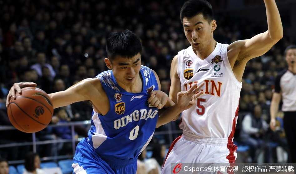 青岛外援吉布森面对严密盯防，强行突破急停跳投，篮球越过防守者指尖飞向篮筐。