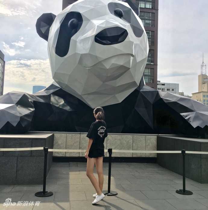 长腿女球迷的库里情节:篮球场边的迷人风景线 更衣室暖黄的灯光下,鲁西西ii轻倚衣柜,库里球衣搭配休闲短裤,不经意间展现出运动后的惬意与慵懒