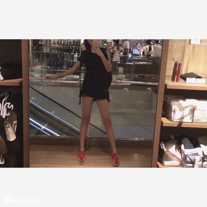 长腿女球迷的库里情节:篮球场边的迷人风景线 训练间隙,鲁西西ii手拿篮球坐在场边,汗水微湿的发梢和专注的神情,完美捕捉了一个女球迷对篮球运动的真挚情感