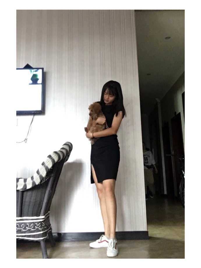 长腿女球迷的库里情节:篮球场边的迷人风景线 街头拐角处,鲁西西ii驻足停留,库里球衣外搭一件牛仔外套,大长腿在阳光下格外抢眼,尽显青春时尚