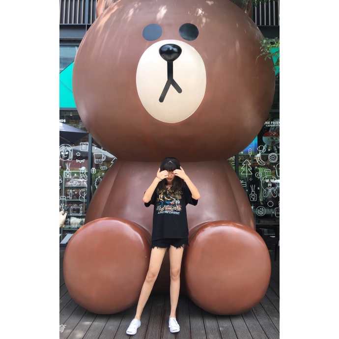 长腿女球迷的库里情节:篮球场边的迷人风景线 鲁西西ii在球场中线附近席地而坐,双腿自然伸展,背景的篮球架与她的笑容相映成趣,画面充满了故事感