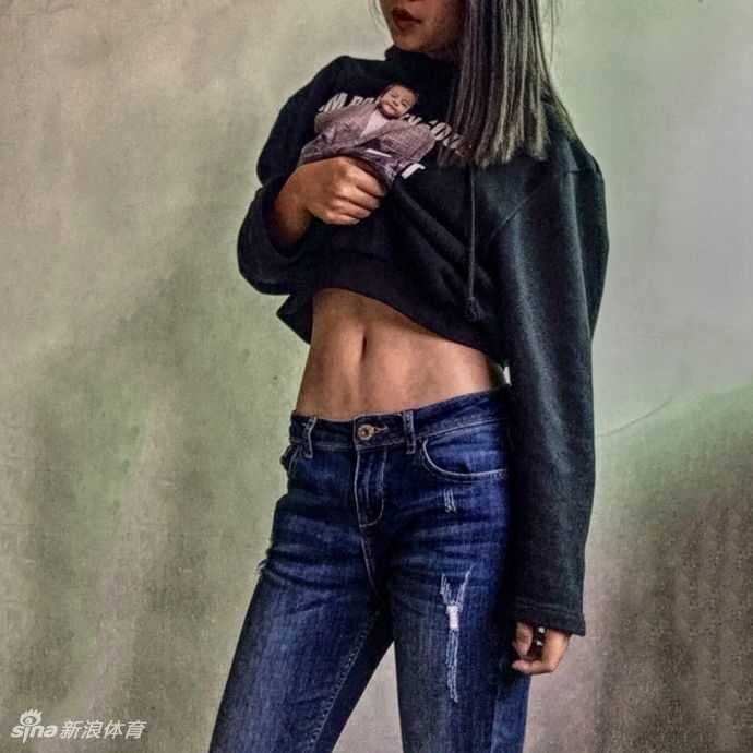 长腿女球迷的库里情节:篮球场边的迷人风景线 镜头拉近,鲁西西ii五官精致立体,眼神中透着对偶像的喜爱与坚定,库里30号字样在画面中格外清晰