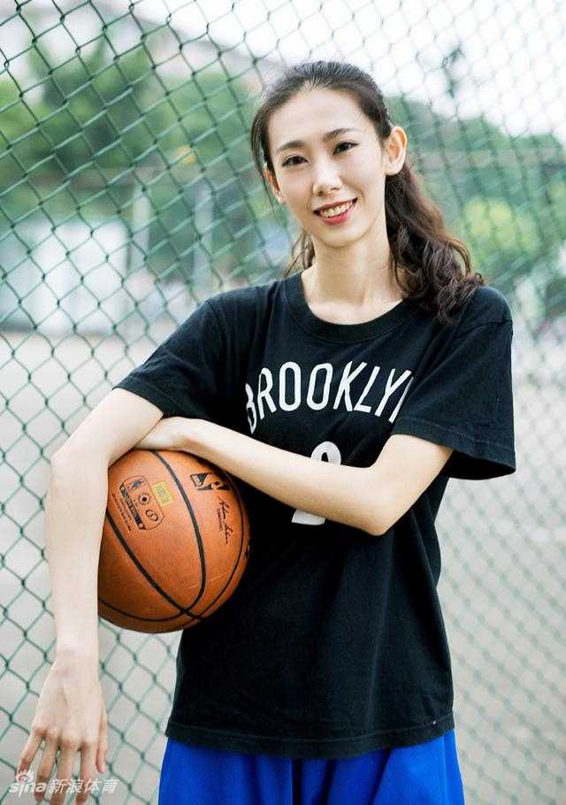 长腿女篮新星酷爱加内特,一言不合就上演暴力扣篮 高珊坐在场边小板凳上,目不转睛地盯着平板电脑里加内特的梦幻舞步,膝盖上还缠着训练用的冰袋