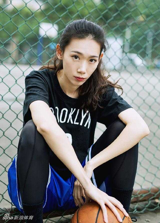 长腿女篮新星酷爱加内特,一言不合就上演暴力扣篮 高珊在防守中长臂遮天,一巴掌将对手的投篮扇出场外,皮球落点处的观众兴奋地举起手机拍照