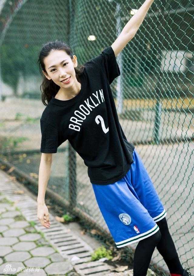 长腿女篮新星酷爱加内特,一言不合就上演暴力扣篮 高珊扣篮落地后与队友撞胸庆祝,队友们纷纷伸手摸她的头,看台上闪光灯连成一片