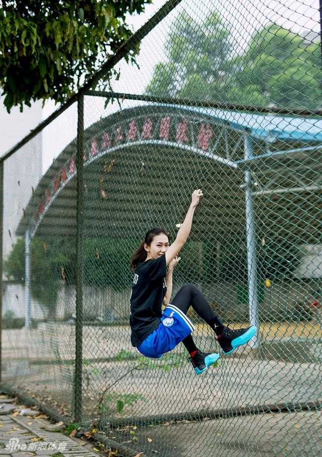 长腿女篮新星酷爱加内特,一言不合就上演暴力扣篮 加内特在训练营中弯腰为高珊纠正低位防守姿势,高珊认真聆听,眼神里满是崇拜