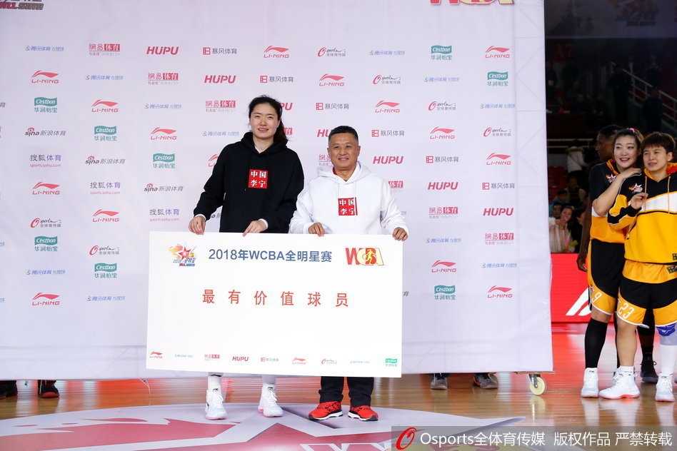 闪耀南昌夜空:2018年WCBA全明星赛露雯率队折桂,杨力维金佳宝加冕单项王 技巧王杨力维、三分王金佳宝与MVP露雯三人同框,手中各自捧着象征荣誉的奖杯,她们的笑容交织在一起,构成了WCBA全明星赛当晚最辉煌的画卷。