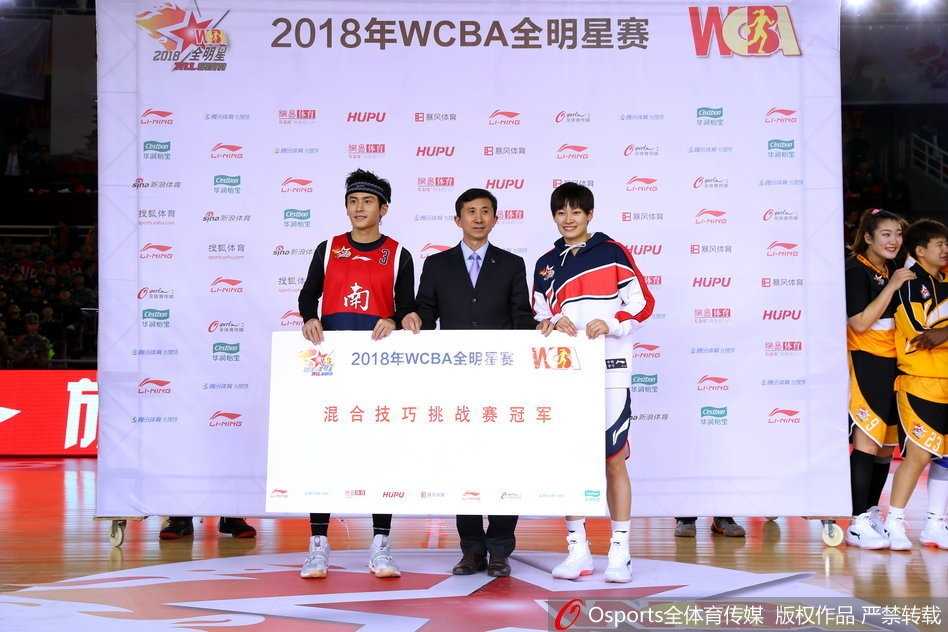 闪耀南昌夜空:2018年WCBA全明星赛露雯率队折桂,杨力维金佳宝加冕单项王 三分大赛中,沈部女篮的金佳宝出手如电,皮球在空中划出完美弧线应声入网。她最后五个花球全中,用22分的满分表现征服全场,加冕三分王。