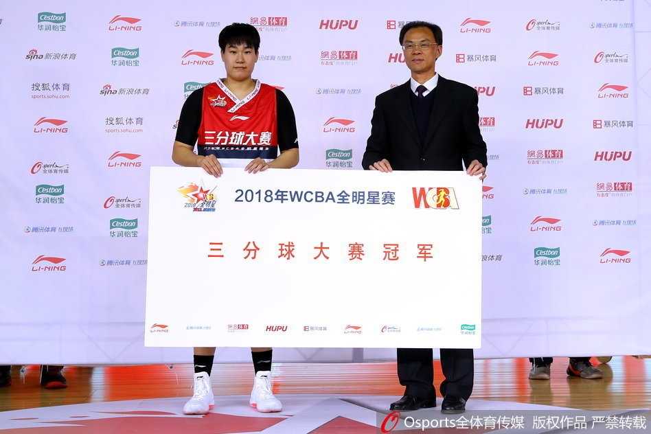 闪耀南昌夜空:2018年WCBA全明星赛露雯率队折桂,杨力维金佳宝加冕单项王 南区明星队的露雯在正赛中如入无人之境,面对北区两人的防守,她依然果断突破上篮,眼神中充满了必胜的信念与杀气,不愧为全明星赛MVP。