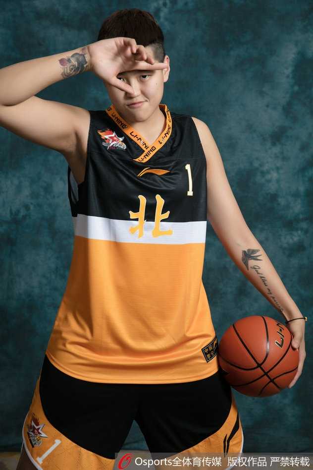 闪耀南昌:致敬2018年WCBA北区全明星队的荣耀时刻 在另一组造型中,北区队员换上精致的场外便装,邵婷与队友并肩而立,姿态放松。柔和的侧光打在她们微笑的脸庞上,展现出这群球场霸主在赛场之外的时尚感与独特魅力。