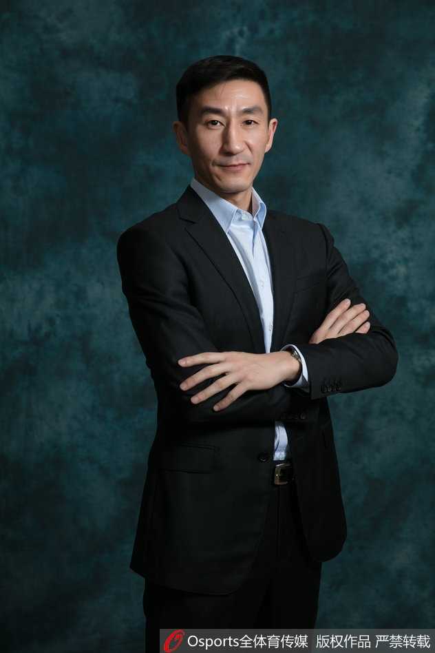 闪耀南昌:致敬2018年WCBA北区全明星队的荣耀时刻 身披北京队战袍的邵婷嘴角扬起标志性的自信微笑,双手持球于胸前。在柔和的摄影灯光下,她的眼镜片反射出智慧的光芒,完美诠释了这位北大博士在球场上学霸之外的另一种飒爽英姿。