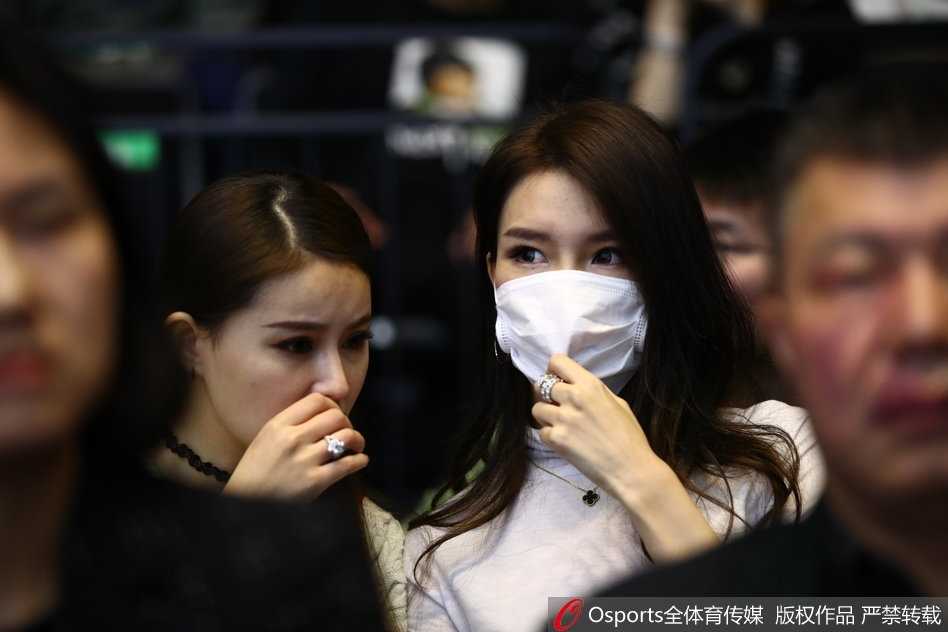 闪耀鹏城:周鹏爱妻领衔太太团助阵,二〇一八CBA全明星赛南区明星队力克北区 周鹏爱妻刘美身着休闲夹克搭配牛仔裤,一双修长美腿十分抢镜,她手持手机笑容灿烂地记录着场上的精彩瞬间,星味十足。