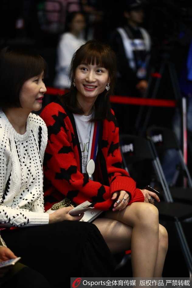 闪耀鹏城:周鹏爱妻领衔太太团助阵,二〇一八CBA全明星赛南区明星队力克北区 刘美戴着时尚的宽檐帽,侧身回眸的瞬间被镜头捕捉,精致的妆容和耳畔闪耀的饰品在球馆灯光下显得格外动人,尽显优雅气质。