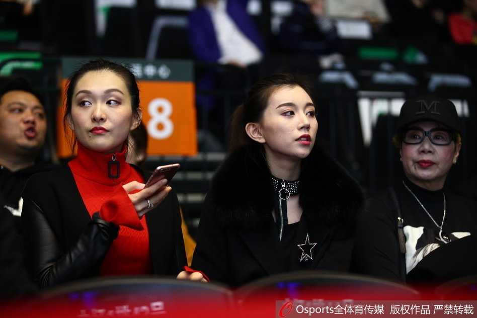 闪耀鹏城:周鹏爱妻领衔太太团助阵,二〇一八CBA全明星赛南区明星队力克北区 周鹏和刘美的两个孩子也出现在了看台上,小家伙们穿着可爱的童装,好奇地张望着球场上的大哥哥们,似乎正在感受篮球带来的最初快乐。