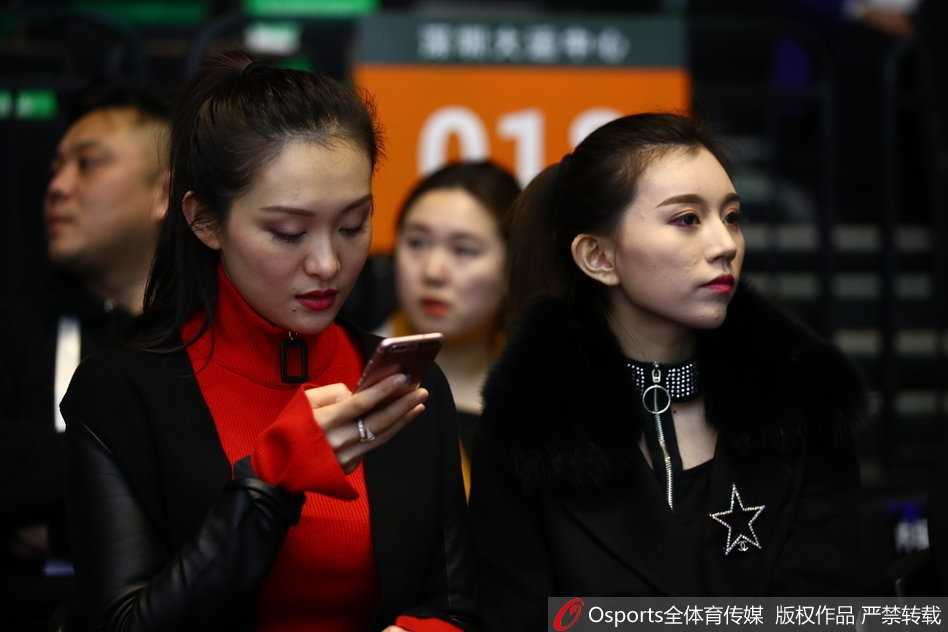 闪耀鹏城:周鹏爱妻领衔太太团助阵,二〇一八CBA全明星赛南区明星队力克北区 镜头拉远,可以看到“太太团”所在的看台区域,她们与周围热情的球迷融为一体,共同组成了赛场边一道靓丽而温暖的风景线。