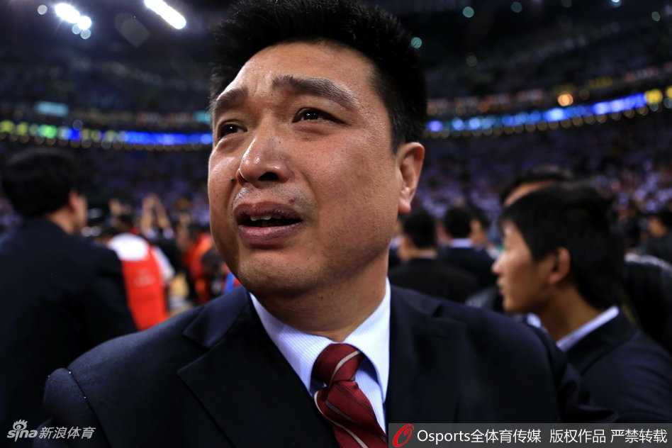 闵鹿蕾与马布里并肩而立，两人共同捧起象征CBA最高荣誉的至尊鼎，这是他们携手为北京带来的三座总冠军之一，师徒情深早已超越篮球本身