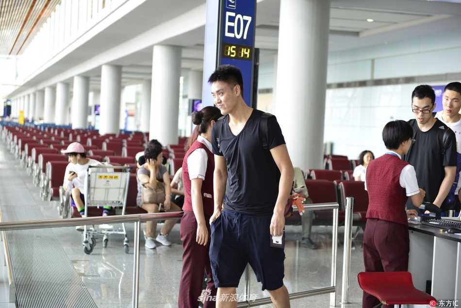 闵鹿蕾率京城男篮远赴重洋 生日当天开启美利坚特训之旅 在候机大厅中,球员们三五成群地交流着,有人低头看着手机,有人则透过落地窗凝望着停机坪上的银鹰。漫长的飞行过后,等待他们的将是高强度的特训与残酷的队内竞争。