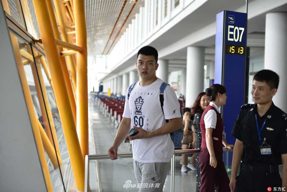 闵鹿蕾率京城男篮远赴重洋 生日当天开启美利坚特训之旅 球员们依次办理登机手续,硕大的行李箱里装满了训练装备和对新赛季的憧憬。队中年轻面孔神情轻松,他们深知这次跨越太平洋的旅程,将是自己职业生涯中一次宝贵的加速器。