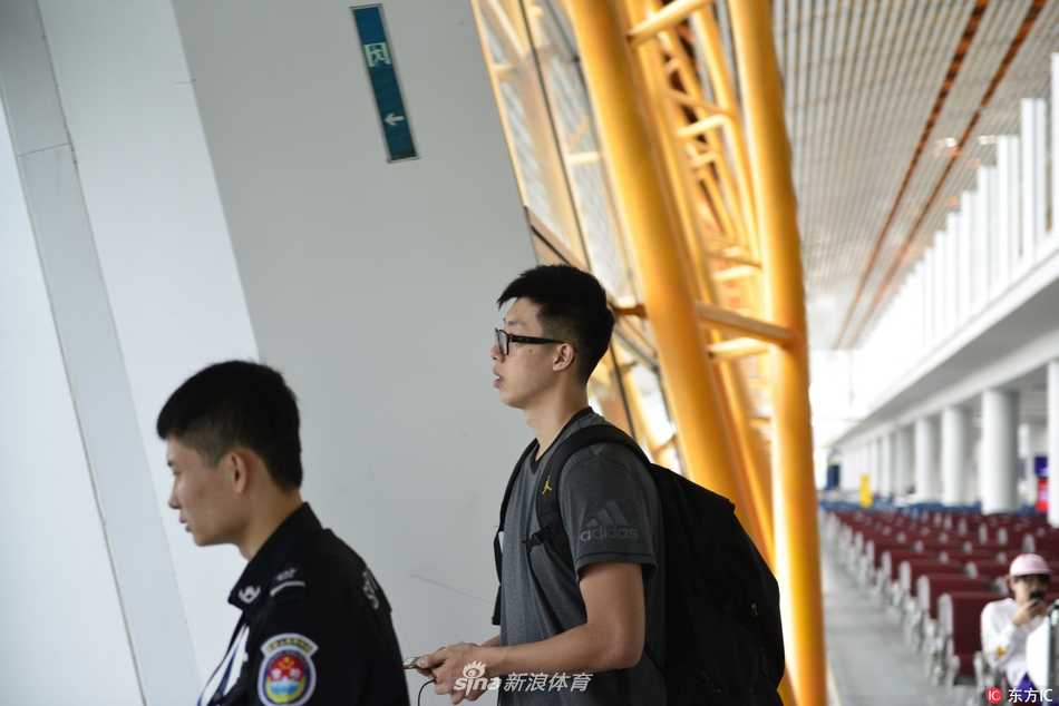 闵鹿蕾率京城男篮远赴重洋 生日当天开启美利坚特训之旅 身穿白色T恤的翟晓川虽因伤暂时无法与全场合练,但他依旧出现在队伍的行列中。面对镜头,这位锋线尖兵流露出轻松的笑容,他正期待着在斯坦福医疗团队的帮助下满血复活。