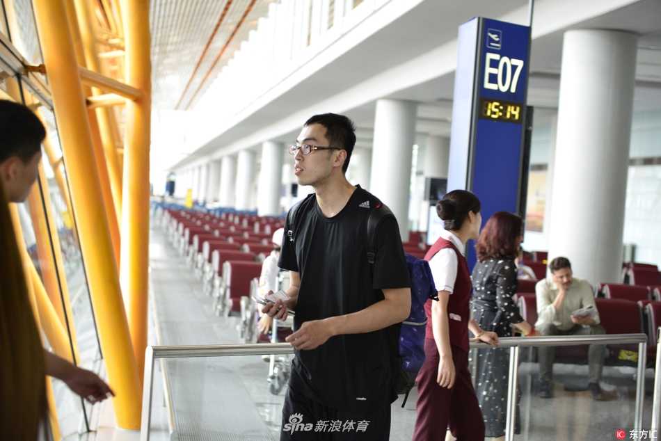 闵鹿蕾率京城男篮远赴重洋 生日当天开启美利坚特训之旅 雅尼斯教练神情严肃地走在队伍前列,他的手中握着厚厚的战术板。这位性格主帅将在大洋彼岸将自己的战术蓝图一笔一笔地刻入队员的肌肉与记忆中,为首钢的新赛季注入来自欧美的强硬基因。