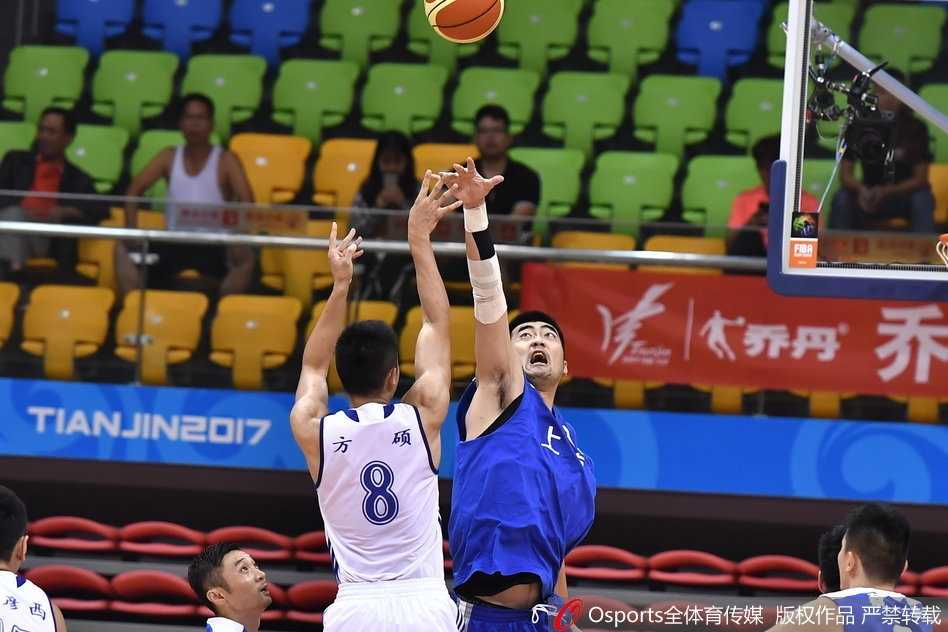 闵鹿蕾的守望与北京男篮的青涩代价 上海队唐子豪命中关键三分后握拳怒吼,这一刻他尽情宣泄着内心的激动与压力。