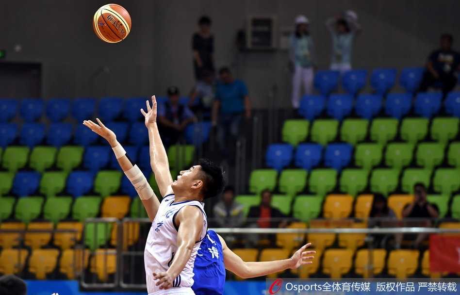 闵鹿蕾的守望与北京男篮的青涩代价 中国篮协主席姚明亲临比赛现场观战,他双手抱胸,全神贯注地盯着场内局势,表情十分严肃。