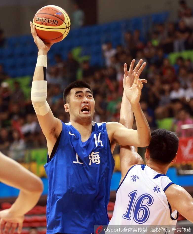 闵鹿蕾的守望与北京男篮的青涩代价 面对场上不利局面,北京队主教练雅尼斯在场边焦急地用手势指挥球员跑位,脸上的表情充满张力。