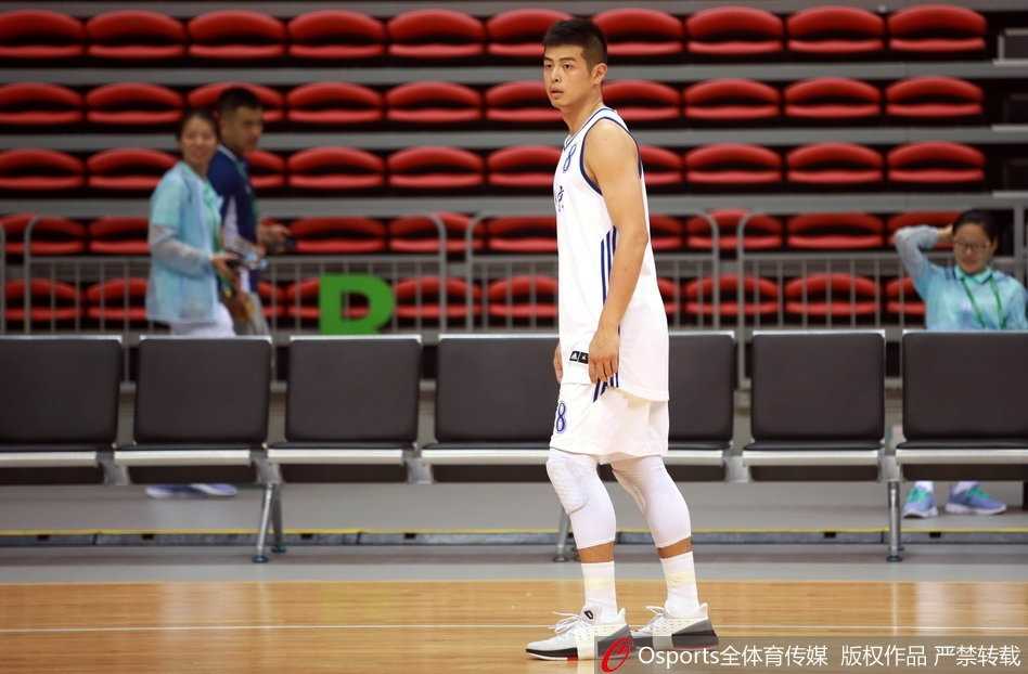 闵鹿蕾的守望与北京男篮的青涩代价 北京队混血中锋丘天在对方内线高高跃起,试图完成一记势大力沉的单手灌篮。