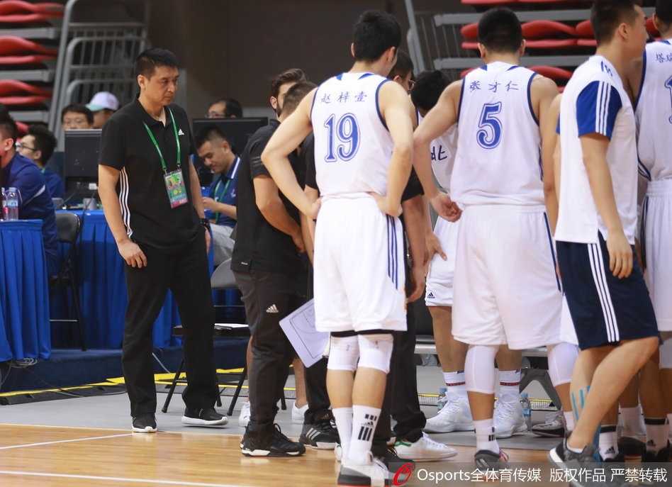 闵鹿蕾的守望与北京男篮的青涩代价 比赛结束后,输球的北京队球员神情落寞,而闵鹿蕾静静站立在场边,目光中透露出复杂的情感。