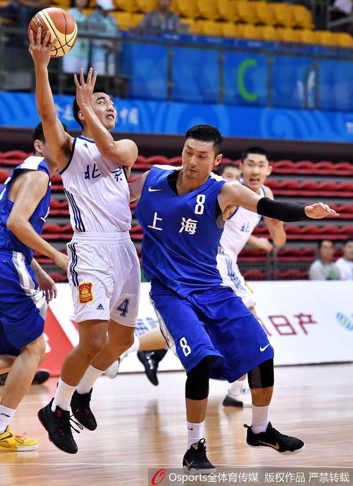 闵鹿蕾的守望与北京男篮的青涩代价 上海队球员施宇晨在对方严密防守下强行突破,他面部肌肉紧绷,眼中只有篮筐的方向。