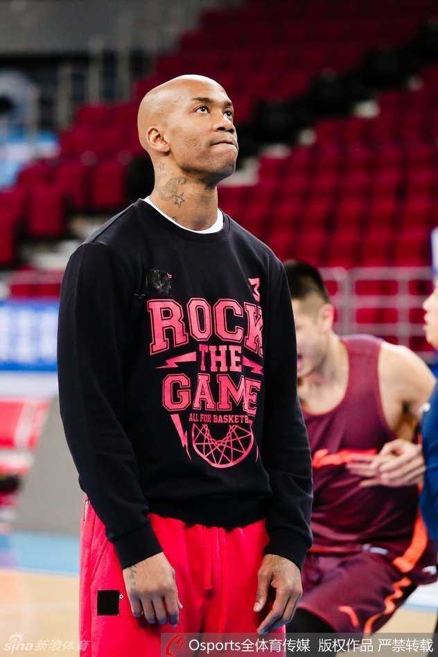 马布里若有所思，暂停期间独自坐在场边，眼神深邃地凝视着球场另一端，脑海中仿佛正在推演着比赛最后时刻的攻防战术。