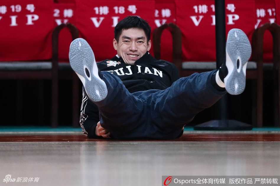 神射手赵泰隆底角三分出手，皮球在空中划出完美弧线，篮网泛起洁白的水花