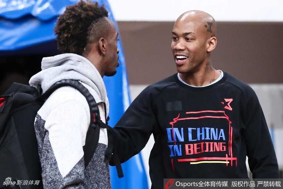 福建男篮赛前备战气氛轻松，王哲林训练中露出专注而坚定的眼神，汗水浸透训练服