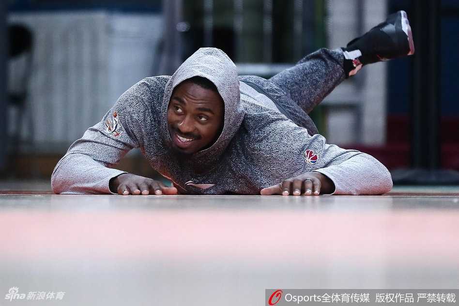 王哲林篮下卡位要球，身体对抗中展现出强悍的力量，身后的防守球员显得颇为吃力