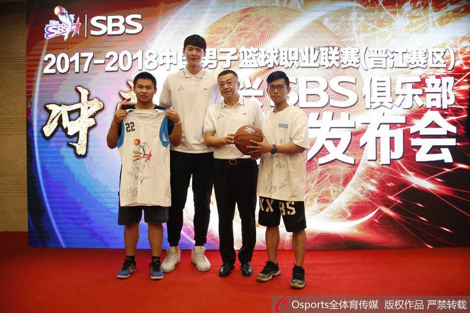 球队核心王哲林在答记者问时神情专注，作为内线支柱的他新赛季将承担更多攻防重任，眼神中闪烁着对胜利的渴望。