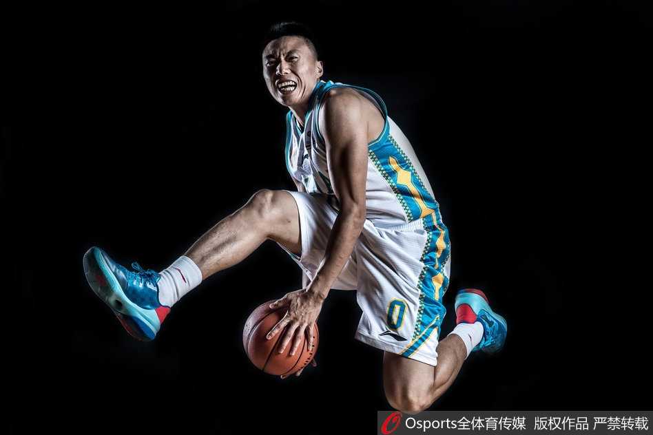闽篮新视界:福建众将演绎水影征途 在这幅光影交错的作品中,王哲林如定海神针般矗立,肌肉线条在逆光中勾勒出钢铁般的轮廓,仿佛在宣告内线禁区的绝对主权。
