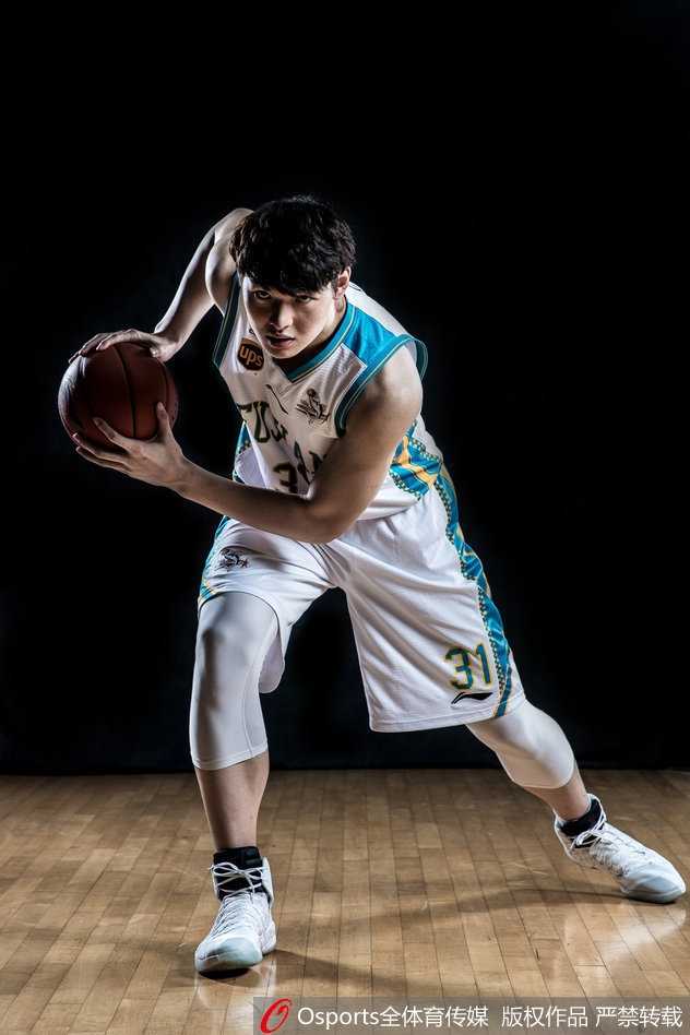 闽篮新视界:福建众将演绎水影征途 外援拉斯·史密斯在聚光灯下运球疾走,水花四溅的特效仿佛将球场变为激流,他灵动而狡黠的笑容预示着将在新赛季用速度撕裂每一道防线。