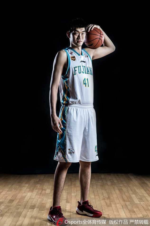 闽篮新视界:福建众将演绎水影征途 赵泰隆与陈林坚并肩而立,眼神如猎鹰般锐利穿透镜头,他们身后的光影拖曳出长长的轨迹,象征着随时准备在三分线外划出致命弧线。