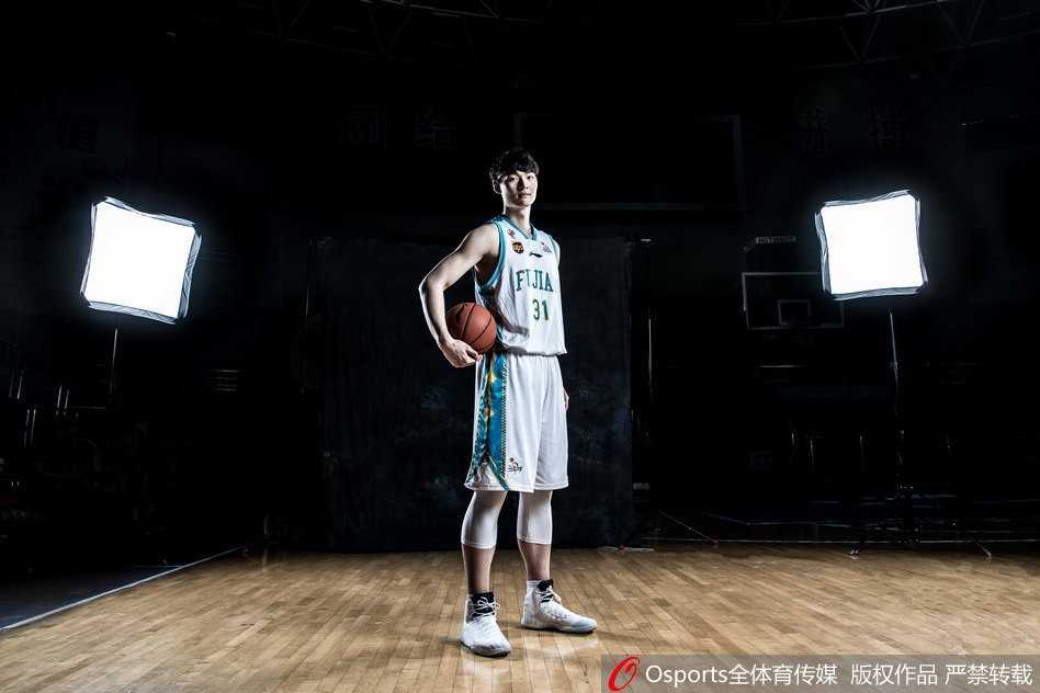 闽篮新视界:福建众将演绎水影征途 全队在海边的集体剪影,落日熔金洒在他们身上,球员们面向大海振臂高呼,背影连成一堵坚不可摧的移动长城,象征着团结一心的团队力量。