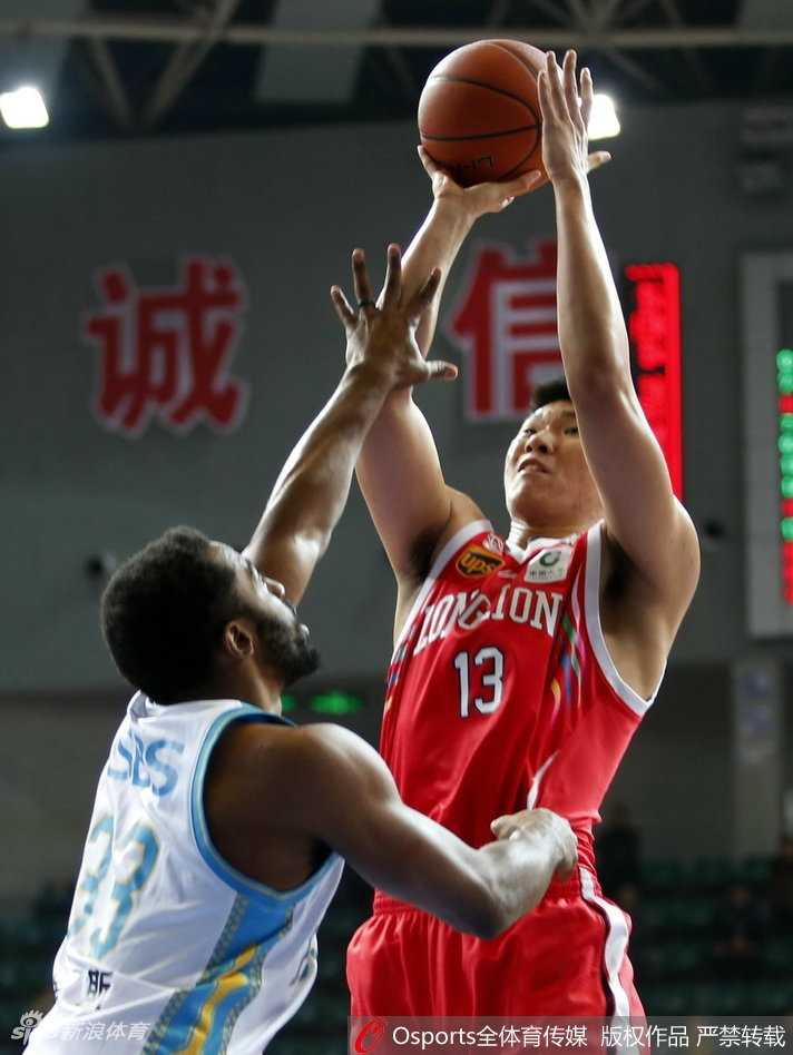 闽粤对决风云再起,福建主场险胜广州完成复仇 赵泰隆在队友的掩护下如同灵狐一般闪出空当,接球、起跳、出手,一系列动作如行云流水。皮球在空中划出一道彩虹般的优美弧线,精准地穿心而过,留下现场观众的一片沸腾与惊叹。