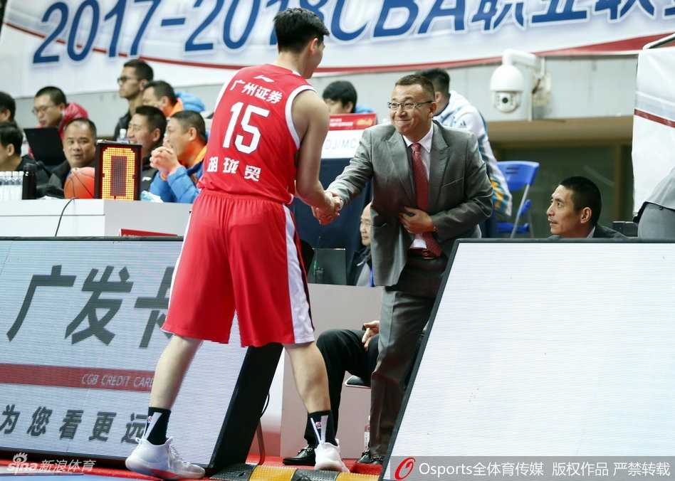 闽粤对决风云再起,福建主场险胜广州完成复仇 胜利的哨声终于吹响,王哲林如释重负地高举双臂,他脸上洋溢着孩子般灿烂的笑容,与身边的队友哈里斯激情相拥,这一刻所有的压力与疲惫都化作晋江主场漫天飞舞的欢呼。