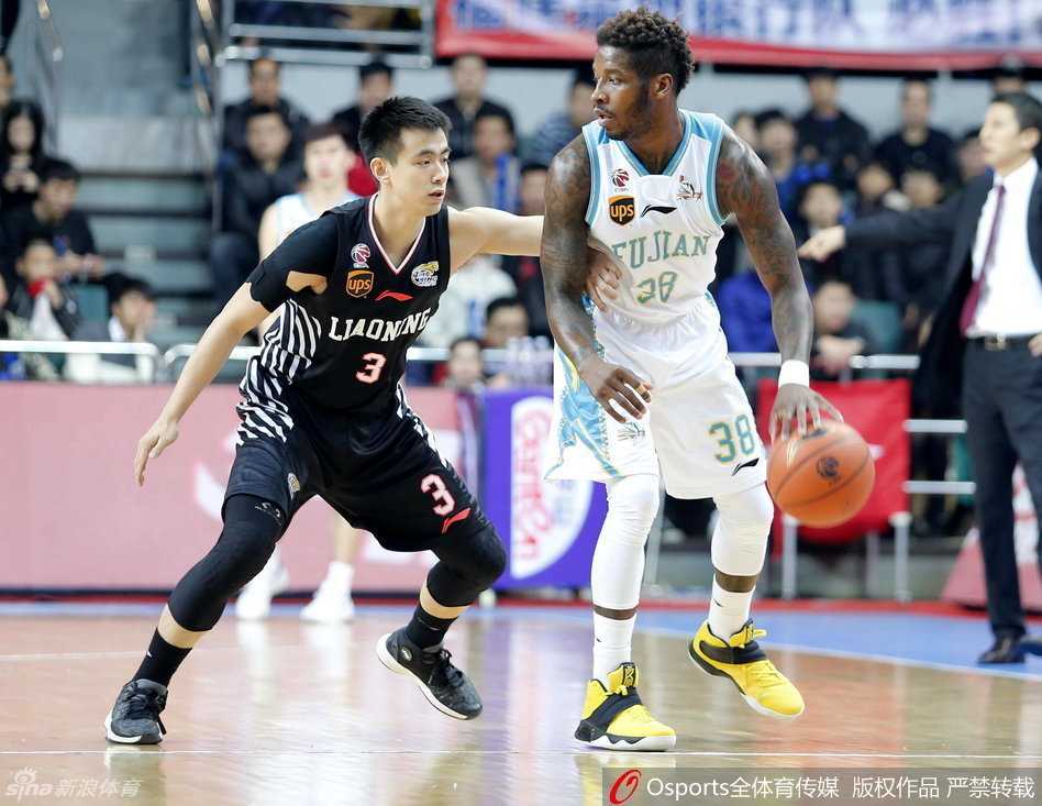 郭艾伦面对补防的王哲林毫无惧色，在空中闪转腾挪后潇洒挑篮，动作舒展如行云流水