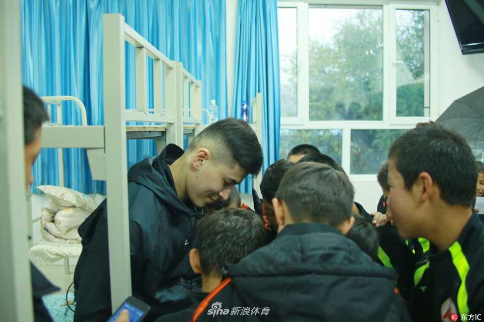 球场上，凯迪尔丁在多名防守球员的包夹下依然从容控球，他矮小的身材在对抗中丝毫不落下风，展现出扎实的基本功。