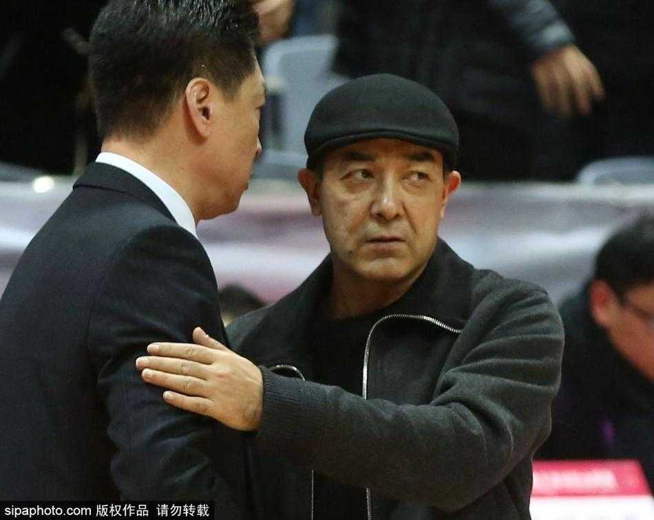 灯光下，两位CBA名帅的手紧紧握在一起，阿的江面带谦逊的微笑，李春江则神情专注，这是两个老友之间的无声问候。