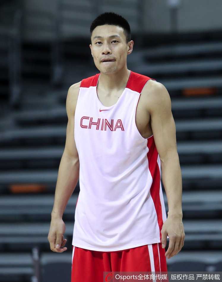 阿联回归领衔蓝队 东莞备战迎战新西兰 李根在底角三分线外跳投出手,训练中他的外线手感火热,将成为替补席上的重要火力点