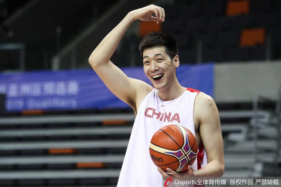 阿联回归领衔蓝队 东莞备战迎战新西兰 易建联在训练中完成一次双手暴扣,身体在空中舒展,落地后与年轻的胡金秋击掌鼓励,传承球队领袖气质