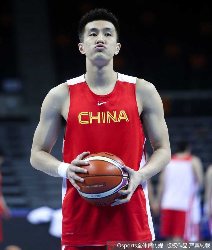 阿联回归领衔蓝队 东莞备战迎战新西兰 主帅杜锋手拿战术板,在训练间隙为周鹏和任骏飞讲解战术,神情严肃地布置针对新西兰的防守策略